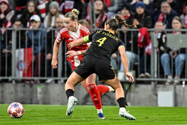 Soccer I Women I 2025 2026 season I Champions League I Quarter-finals I FC Bayern Munich Manchester United I 01 04 2026 duel Franziska Kett 20, FC Bayern Munich , Maya Le Tissier 4, Manchester United Munich Allianz Arena Werner Heisenberg Allee 25 Bayern Germany Copyright: xLobeca InesxHähnelx