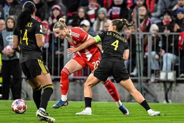 Soccer I Women I Season 2025 2026 I Champions League I Quarterfinals I FC Bayern Munich Manchester United I 01 04 2026 Duel Franziska Kett 20, FC Bayern Munich vs Maya Le Tissier 4, Manchester United Munich Allianz Arena Werner Heisenberg Allee 25 Bayern Germany Copyright: xLobeca InesxHähnelx