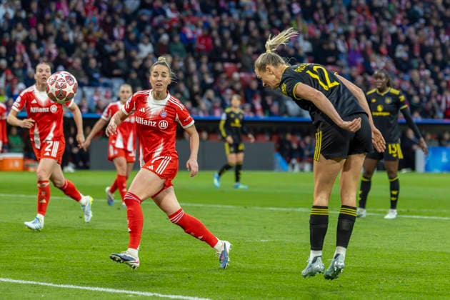 Munich, Germany 01 April 2026 UEFA Womens Champions League 2025 2026 quarter-final FC Bayern Munich vs Manchester United In the picture from left in the duel Giulia Gwinn FCB and Fridolina Rolfö Rolfoe Man Utd Allianz Arena Bayern Copyright: xFotostandx xSchäferx