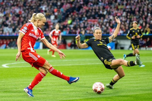Pernille Harder 21 FC Bayern Muenchen in duel with Julia Zigiotti Olme 18Julia Zigiotti Olme, FC Bayern Women Manchester United, Football, Champions League quarter-final second leg, 01 04 2026 DFB regulations prohibit any use of photographs as image sequences and or quasi video Muenchen Bayern Germany Copyright: xkolbert-press UlrichxGamelx
