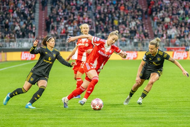 Giulia Gwinn 7 FC Bayern Muenchen in action, FC Bayern Women Manchester United, Football, Champions League quarter-final second leg, 01 04 2026 DFB regulations prohibit any use of photographs as image sequences and or quasi video Muenchen Bayern Germany Copyright: xkolbert-press UlrichxGamelx