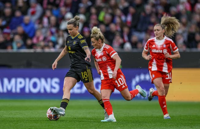 GER, Munich, Bayern Munich vs Manchester United, WomenÂs Champions League, Football, UEFA, Season 2025 2026, Allianz Arena, Quarter-final, Second leg in picture f l Julia Zigotti Manchester United Women 18 , Linda Dallmann Bayern Munich 10 DFB DFL REGULATIONS PROHIBIT ANY USE OF PHOTOGRAPHS AS IMAGE SEQUENCES AND OR QUASI VIDEO, 01 04 2026 Copyright: HMBxMedia HendrikxHamelau