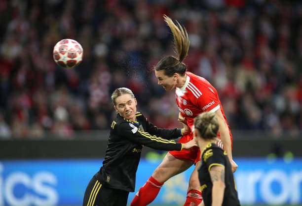Football, Women, Womens Champions League, quarter-final second leg, 2025 2026 season, FC Bayern Munich Manchester United, Allianz Arena Vanessa Gilles FC Bayern Munich with a header on goal, scoring chance