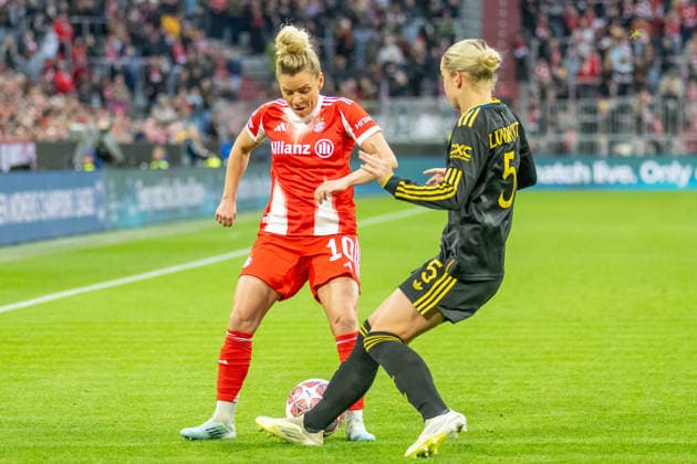 Linda Dallmann 10 FC Bayern Muenchen in duel with Hanna Lundkvist 5 Manchester United Women , FC Bayern Women Manchester United, Football, Champions League quarter-final second leg, 01 04 2026 DFB regulations prohibit any use of photographs as image sequences and or quasi video Muenchen Bayern Germany Copyright: xkolbert-press UlrichxGamelx