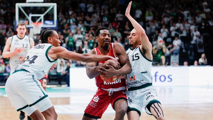 In the picture from left George King VET CONCEPT Gladiators Trier, 94 stealt Johnathan Stove Wuerzburg Baskets, 22 and next to him Jordan Roland VET CONCEPT Gladiators Trier, 15 01 04 2026, VET CONCEPT Gladiators Trier Fitness First Wuerzburg Baskets, easyCredit BBL, 27 Matchday, Germany, Trier, SWT Arena, Copyright: HMBxMedia xJulienxBecker