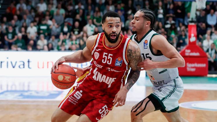In the picture from the left David Muenkat Wuerzburg Baskets, 55 is being gestured by Jordan Roland VET CONCEPT Gladiators Trier, 15 01 04 2026, VET CONCEPT Gladiators Trier Fitness First Wuerzburg Baskets, easyCredit BBL, 27 Matchday, Germany, Trier, SWT Arena, Copyright: HMBxMedia xJulienxBecker