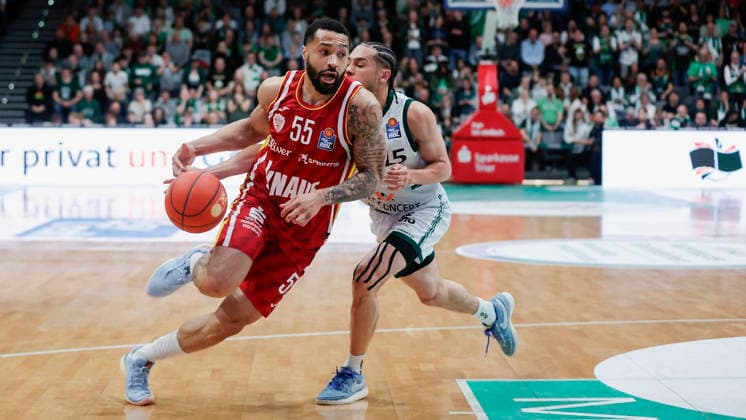 In the picture from the left David Muenkat Wuerzburg Baskets, 55 is being gestured by Jordan Roland VET CONCEPT Gladiators Trier, 15 01 04 2026, VET CONCEPT Gladiators Trier Fitness First Wuerzburg Baskets, easyCredit BBL, 27 Matchday, Germany, Trier, SWT Arena, Copyright: HMBxMedia xJulienxBecker