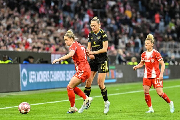 Soccer I Women I Season 2025 2026 I Champions League I Quarterfinals I FC Bayern Munich Manchester United I 01 04 2026 duel Giulia Gwinn 7, FC Bayern Munich vs Fridolina Rolfö 12, Manchester United , right Linda Dallmann 10, FC Bayern Munich Munich Allianz Arena Werner Heisenberg Allee 25 Bayern Germany Copyright: xLobeca InesxHähnelx