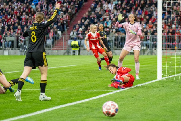 Momoko Tanikawa 18 FC Bayern Muenchen stuerzt, FC Bayern Frauen Manchester United, Fußball, Champions League Viertelfinale Rueckspiel, 01 04 2026 DFB regulations prohibit any use of photographs as image sequences and or quasi video Muenchen Bayern Deutschland Copyright: xkolbert-press UlrichxGamelx