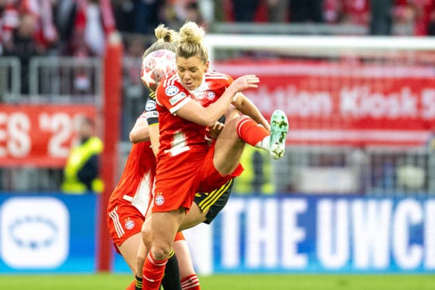 Linda Dallmann 10 FC Bayern Muenchen , FC Bayern Frauen Manchester United, Fußball, Champions League Viertelfinale Rueckspiel, 01 04 2026 DFB regulations prohibit any use of photographs as image sequences and or quasi video Muenchen Bayern Deutschland Copyright: xkolbert-press UlrichxGamelx