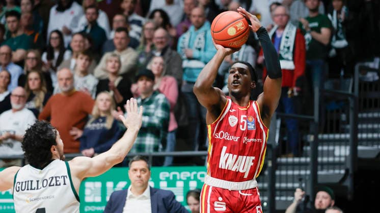 In the picture from left Clay Guillozet VET CONCEPT Gladiators Trier, 4 against Marcus Carr Wuerzburg Baskets, 5 on the ball 01 04 2026, VET CONCEPT Gladiators Trier Fitness First Wuerzburg Baskets, easyCredit BBL, Matchday 27, Germany, Trier, SWT Arena, Copyright: HMBxMedia xJulienxBecker