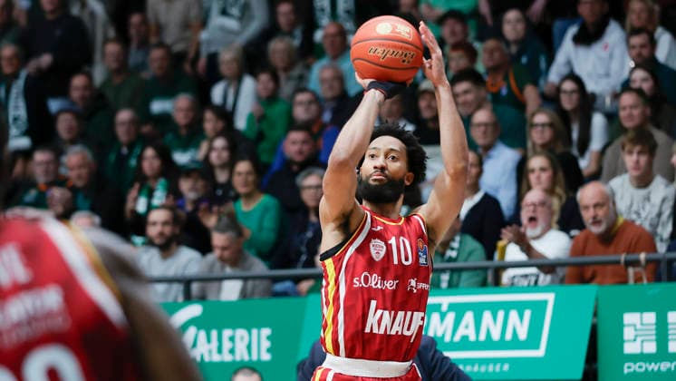 In the picture Davion Mintz Wuerzburg Baskets, 10 with the basket shot 01 04 2026, VET CONCEPT Gladiators Trier Fitness First Wuerzburg Baskets, easyCredit BBL, Matchday 27, Germany, Trier, SWT Arena, Copyright: HMBxMedia xJulienxBecker
