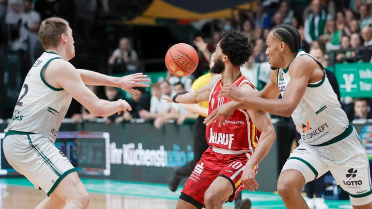 In the picture from left Marten Linssen VET CONCEPT Gladiators Trier, 12 stealt Davion Mintz Wuerzburg Baskets, 10 and next to him Jordan Roland VET CONCEPT Gladiators Trier, 15 01 04 2026, VET CONCEPT Gladiators Trier Fitness First Wuerzburg Baskets, easyCredit BBL, 27 Matchday, Germany, Trier, SWT Arena, Copyright: HMBxMedia xJulienxBecker