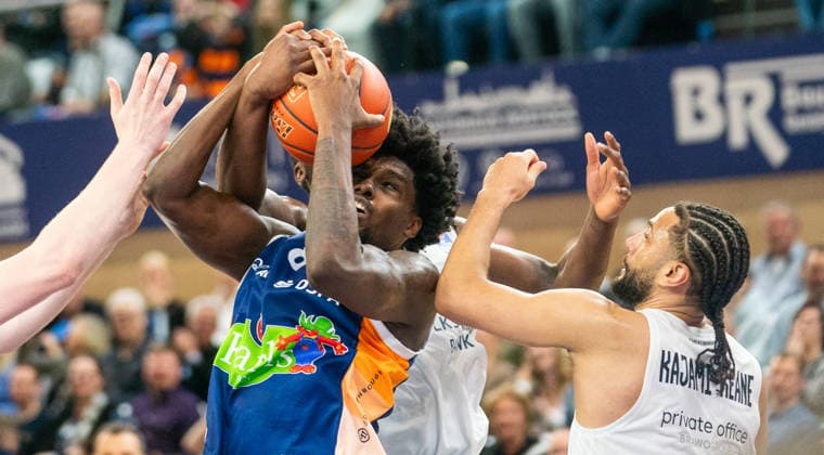 1 4 2026, Basketball, Men, easy credit BBL, easy credit Bundesliga, BBL, Bundesliga, 27 Matchday, Rostock Seawolves Basketball Löwen Braunschweig Kassim Nicholson Rostock Seawolves, li against Kaza Kajami Keane Basketball Löwen Braunschweig Rostock Stadthalle Mecklenburg Vorpommern Germany