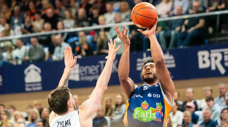 1 4 2026, Basketball, Men, easy credit BBL, easy credit Bundesliga, BBL, Bundesliga, 27 Matchday, Rostock Seawolves Basketball Löwen Braunschweig DÂ Shawn Schwartz Rostock Seawolves, re against Ferdinand Zylka Basketball Löwen Braunschweig, li Rostock Stadthalle Mecklenburg Vorpommern Germany
