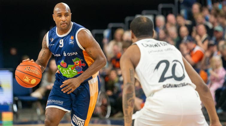 1 4 2026, Basketball, Men, easy credit BBL, easy credit Bundesliga, BBL, Bundesliga, 27 Matchday, Rostock Seawolves Basketball Löwen Braunschweig DeAndre Lansdowne Rostock Seawolves, li vs Bryant Crawford Basketball Löwen Braunschweig, re Rostock Stadthalle Mecklenburg Vorpommern Germany