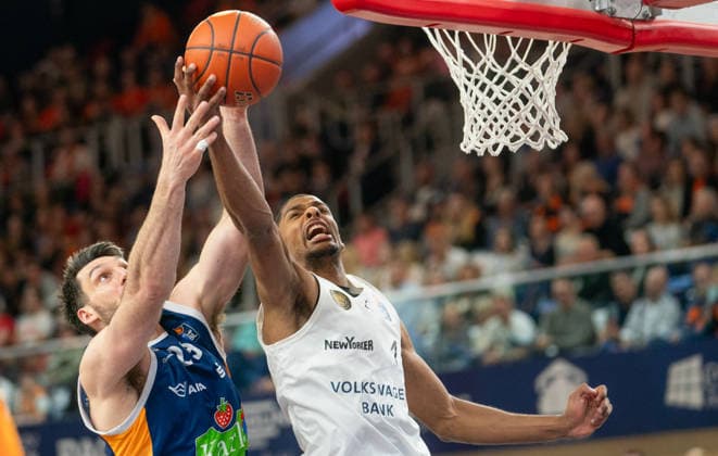1 4 2026, Basketball, Men, easy credit BBL, easy credit Bundesliga, BBL, Bundesliga, 27 Matchday, Rostock Seawolves Basketball Löwen Braunschweig Owen Klassen Rostock Seawolves, li vs David N Guessan Basketball Löwen Braunschweig, re Rostock Stadthalle Mecklenburg Vorpommern Germany