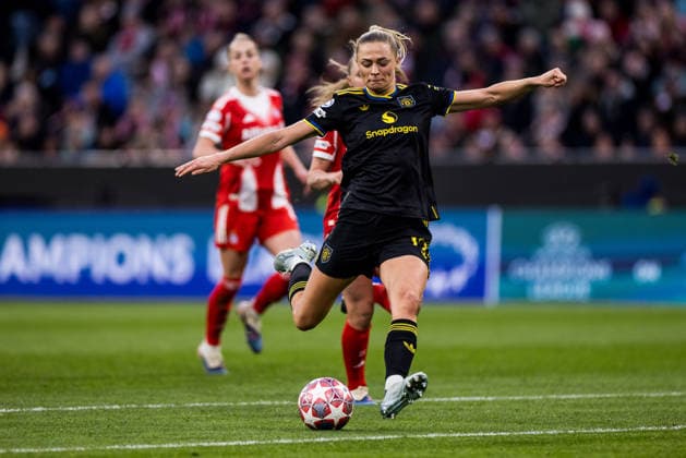 MUNICH, GERMANY - APRIL 1: Fridolina Rolfoe (Rolfö, Rolfo, Manchester United, ManU 12) shoots the ball during the UEFA Women™s Champions League Quarter final match between FC Bayern Muenchen vs. Manchester United at Allianz Arena on the 2nd leg of the UEFA Women™s Champions League Quarter finals on April 1, 2026 in Munich, Germany. Bavaria Germany Copyright: xSteffiexWunderlx