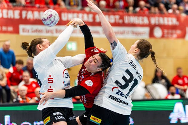 01 04 2026, GER, Handball, Women, Season 2025 2026, Alsco 1 Bl, 20 Matchday, Thueringer HC BSV Sachsen Zwickau Natsuki Aizawa Thueringer HC,23 , Victoria Hasselbusch BSV Sachsen Zwickau , Laura Szabo BSV Sachsen Zwickau 99947 Bad Langensalza Salza Halle Sporthalle Mehrz Thüringen Germany
