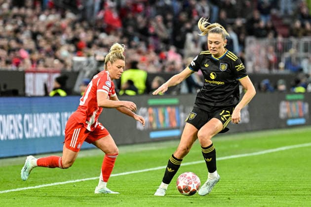 Soccer I Women I Season 2025 2026 I Champions League I Quarterfinals I FC Bayern Munich Manchester United I 01 04 2026 Duel Linda Dallmann 10, FC Bayern Munich vs Fridolina Rolfö 12, Manchester United Munich Allianz Arena Werner Heisenberg Allee 25 Bayern Germany Copyright: xLobeca InesxHähnelx