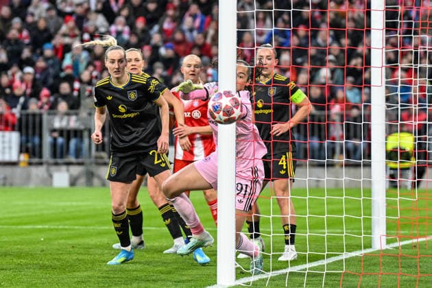 Soccer I Women I 2025 2026 season I Champions League I Quarter-finals I FC Bayern Munich Manchester United I 01 04 2026 The ball goes just wide of the post, luck for Phallon Tullis Joyce 91, Manchester United Munich Allianz Arena Werner Heisenberg Allee 25 Bayern Germany Copyright: xLobeca InesxHähnelx