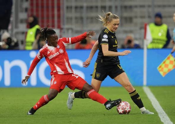 Bayerns Bernadette AMANI in a duel with Manchesters 12 ROLFOE womens football Muenchen Manchester womens soccer Champions League, FC Bayern Munich Manchester United, quarter-final, season 2025 2026, on 1 04 2026 in Munich, A L L I A N Z A R E N A, Germany Source Copyright Credit Oryk HAIST xFRAUENFUSSBALL-BAYERN-UNITEDx