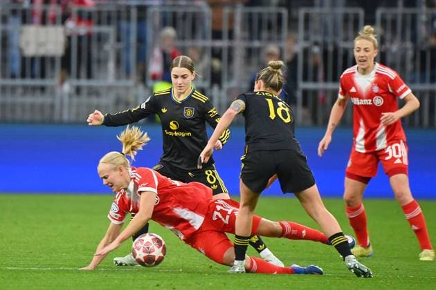 Julia Zigiotti OLME ManU , action,duel against Pernile HARDER FCB hi Jess PARK ManU Womens Champions League quarter-final FC Bayern Munich Manchester United on 01 04 2026 A L L I A N Z A R E N A