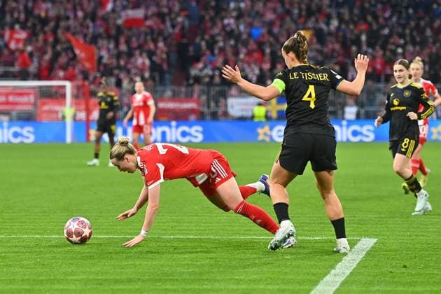 Maya LE TISSIER ManU , action,duel against Franziska KETT FCB Football Champions League Womens Quarter Final FC Bayern Munich Manchester United on 01 04 2026 A L L I A N Z A R E N A