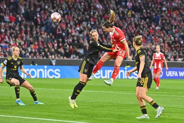 Goal chance Vanessa GILLES FCB , Aktio,Kofballl,Strafraumszene Fußball Champions League der Frauen Viertelfinale FC Bayern Muenchen Manchester United am 01 04 2026 A L L I A N Z A R E N A