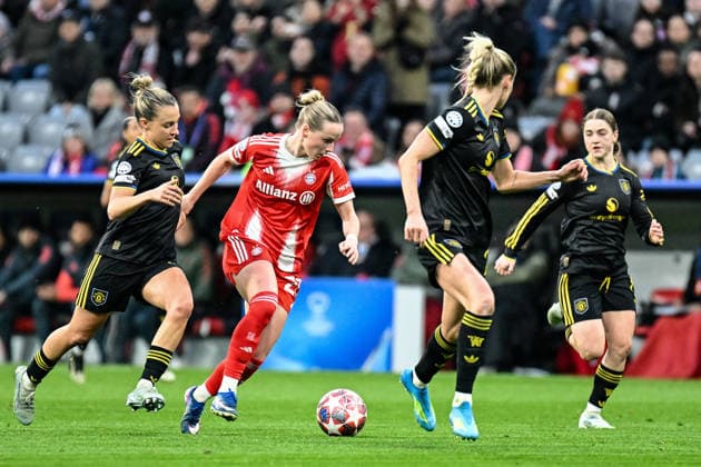 Soccer I Women I Season 2025 2026 I Champions League I Quarterfinals I FC Bayern Munich Manchester United I 01 04 2026 Franziska Kett 20, FC Bayern Munich surrounded by 3 opposing players Munich Allianz Arena Werner Heisenberg Allee 25 Bayern Germany Copyright: xLobeca InesxHähnelx