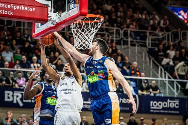 Rostock, Germany 01 April 2026 1 BBL 2025 2026 Rostock Seawolves vs Basketball Löwen Braunschweig Pictured from left Kassim Nicholson Rostock Seawolves , Nikola Tomic LÖWEN Braunschweig and Owen Klassen Rostock Seawolves Copyright: xFotostandx xVoelkerx