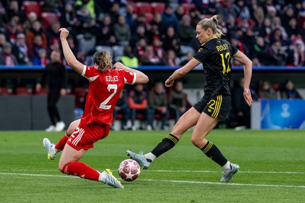 Fight for the ball duel between Vanessa Gilles FC Bayern Muenchen Women, 02 and Fridolina Rolfoe Manchester United WFC, 12 GER, FC Bayern Muenchen vs Manchester United W F C , Football, UEFA Womans Champions League, Quarter-final second leg, 2025 2026 season, 01 04 2026 GER, FC Bayern Muenchen vs Manchester United W F C , Football, UEFA Womans Champions League, Quarter-final second leg, 2025 2026 season, 01 04 2026 Muenchen Copyright: xEibner-Pressefoto HeikexFeinerx EP_HFR