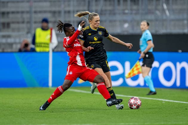 Battle for the ball duel between Fridolina Rolfoe Manchester United WFC, 12 and Bernadette Amani FC Bayern Muenchen Frauen, 15 GER, FC Bayern Muenchen vs Manchester United W F C , Football, UEFA Womans Champions League, quarter-final second leg, 2025 2026 season, 01 04 2026 GER, FC Bayern Muenchen vs Manchester United W F C , Football, UEFA Womans Champions League, quarter-final second leg, 2025 2026 season, 01 04 2026 Muenchen Copyright: xEibner-Pressefoto HeikexFeinerx EP_HFR