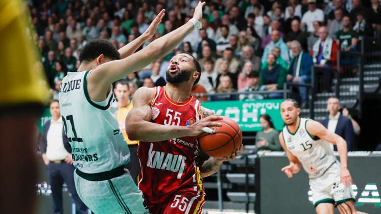 In the picture from left Evans Rapieque VET CONCEPT Gladiators Trier, 21 against David Muenkat Wuerzburg Baskets, 55 on the ball 01 04 2026, VET CONCEPT Gladiators Trier Fitness First Wuerzburg Baskets, easyCredit BBL, Matchday 27, Germany, Trier, SWT Arena, Copyright: HMBxMedia xJulienxBecker