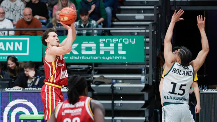 In the picture from left Brae Ivey Wuerzburg Baskets, 11 with the three-pointer against Jordan Roland VET CONCEPT Gladiators Trier, 15 01 04 2026, VET CONCEPT Gladiators Trier Fitness First Wuerzburg Baskets, easyCredit BBL, Matchday 27, Germany, Trier, SWT Arena, Copyright: HMBxMedia xJulienxBecker