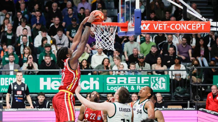 In the picture Charles Thompson Wuerzburg Baskets, 32 with the dunk 01 04 2026, VET CONCEPT Gladiators Trier Fitness First Wuerzburg Baskets, easyCredit BBL, Matchday 27, Germany, Trier, SWT Arena, Copyright: HMBxMedia xJulienxBecker