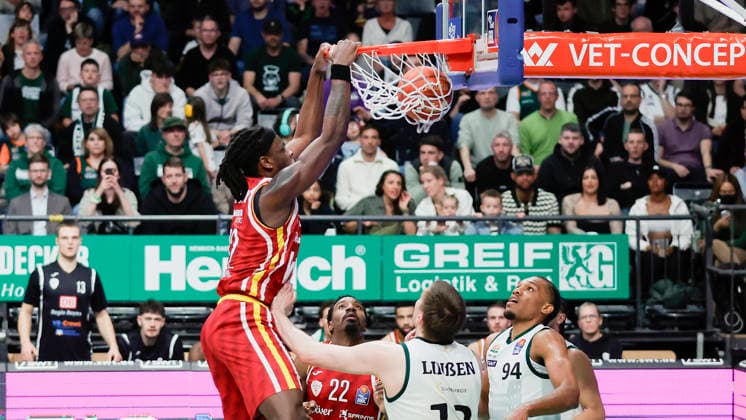 In the picture Charles Thompson Wuerzburg Baskets, 32 with the dunk 01 04 2026, VET CONCEPT Gladiators Trier Fitness First Wuerzburg Baskets, easyCredit BBL, Matchday 27, Germany, Trier, SWT Arena, Copyright: HMBxMedia xJulienxBecker