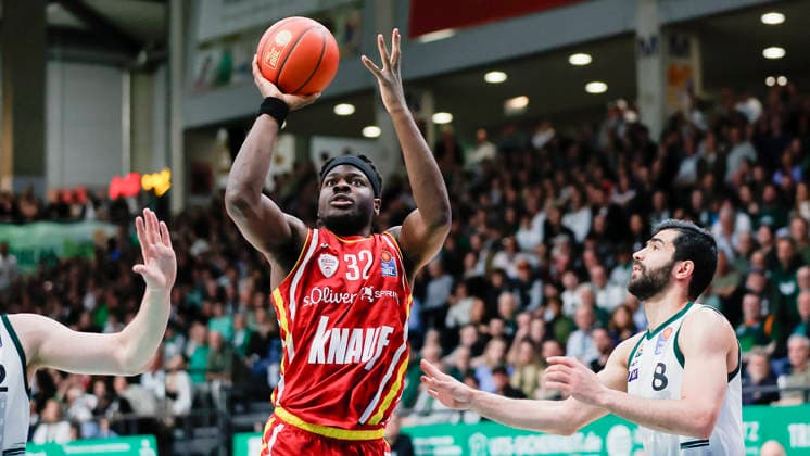 In the picture from left Charles Thompson Wuerzburg Baskets, 32 on the ball against Behnam Yakhchali Dehkordi VET CONCEPT Gladiators Trier, 8 01 04 2026, VET CONCEPT Gladiators Trier Fitness First Wuerzburg Baskets, easyCredit BBL, Matchday 27, Germany, Trier, SWT Arena, Copyright: HMBxMedia xJulienxBecker