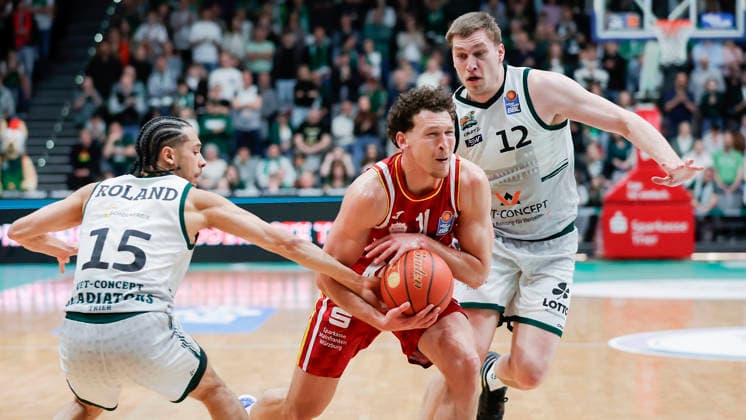 In the picture from left Jordan Roland VET CONCEPT Gladiators Trier, 15 , Brae Ivey Wuerzburg Baskets, 11 on the ball and Marten Linssen VET CONCEPT Gladiators Trier, 12 01 04 2026, VET CONCEPT Gladiators Trier Fitness First Wuerzburg Baskets, easyCredit BBL, 27 Matchday, Germany, Trier, SWT Arena, Copyright: HMBxMedia xJulienxBecker