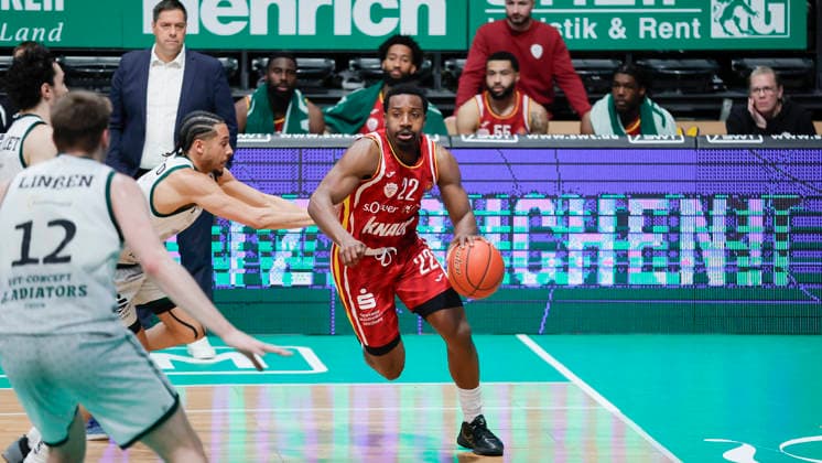 In the picture from left Jordan Roland VET CONCEPT Gladiators Trier, 15 against Johnathan Stove Wuerzburg Baskets, 22 on the ball 01 04 2026, VET CONCEPT Gladiators Trier Fitness First Wuerzburg Baskets, easyCredit BBL, Matchday 27, Germany, Trier, SWT Arena, Copyright: HMBxMedia xJulienxBecker