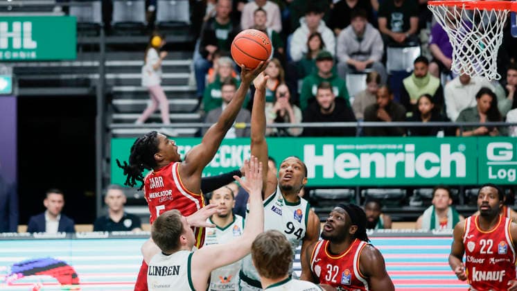 In the picture from left Marcus Carr Wuerzburg Baskets, 5 with the lay-up against George King VET CONCEPT Gladiators Trier, 94 01 04 2026, VET CONCEPT Gladiators Trier Fitness First Wuerzburg Baskets, easyCredit BBL, Matchday 27, Germany, Trier, SWT Arena, Copyright: HMBxMedia xJulienxBecker