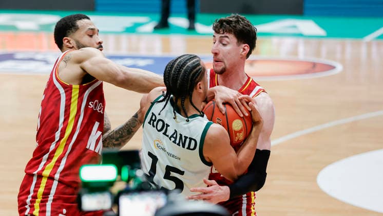 In the picture from left David Muenkat Wuerzburg Baskets, 55 and Alen Pjanic Wuerzburg Baskets, 35 double Jordan Roland VET CONCEPT Gladiators Trier, 15 01 04 2026, VET CONCEPT Gladiators Trier Fitness First Wuerzburg Baskets, easyCredit BBL, 27 Matchday, Germany, Trier, SWT Arena, Copyright: HMBxMedia xJulienxBecker