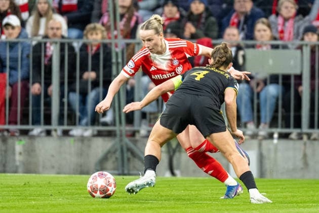 Franziska Kett 20 FC Bayern Muenchen in duel with Maya Le Tissier 4 Manchester United Women , FC Bayern Women Manchester United, Football, Champions League quarter-final second leg, 01 04 2026 DFB regulations prohibit any use of photographs as image sequences and or quasi video Muenchen Bayern Germany Copyright: xkolbert-press UlrichxGamelx