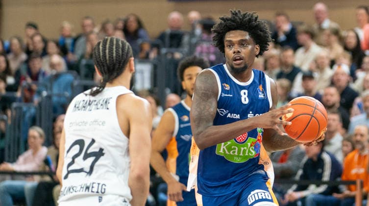 1 4 2026, Basketball, Men, easy credit BBL, easy credit Bundesliga, BBL, Bundesliga, 27 Matchday, Rostock Seawolves Basketball Löwen Braunschweig Kassim Nicholson Rostock Seawolves, re against Kaza Kajami Keane Basketball Löwen Braunschweig, li Rostock Stadthalle Mecklenburg Vorpommern Germany