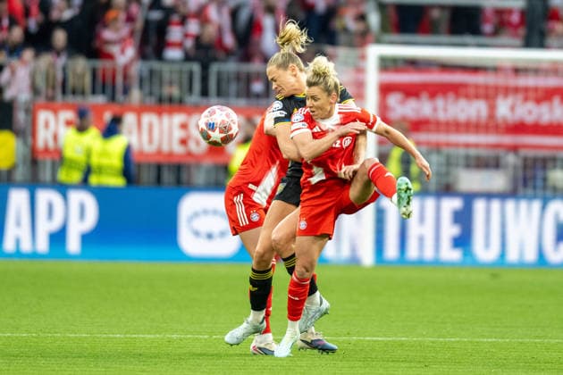 Linda Dallmann 10 FC Bayern Muenchen , FC Bayern Frauen Manchester United, Fußball, Champions League Viertelfinale Rueckspiel, 01 04 2026 DFB regulations prohibit any use of photographs as image sequences and or quasi video Muenchen Bayern Deutschland Copyright: xkolbert-press UlrichxGamelx