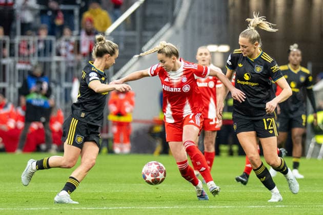 Giulia Gwinn 7 FC Bayern Muenchen in duel with Fridolina Rolfoe 12 Manchester United Women , FC Bayern Women Manchester United, Football, Champions League quarter-final second leg, 01 04 2026 DFB regulations prohibit any use of photographs as image sequences and or quasi video Muenchen Bayern Germany Copyright: xkolbert-press UlrichxGamelx