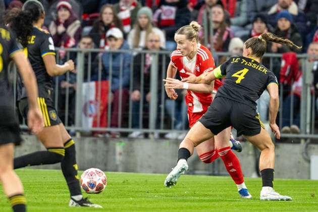 Franziska Kett 20 FC Bayern Muenchen in duel with Maya Le Tissier 4 Manchester United Women , FC Bayern Women Manchester United, Football, Champions League quarter-final second leg, 01 04 2026 DFB regulations prohibit any use of photographs as image sequences and or quasi video Muenchen Bayern Germany Copyright: xkolbert-press UlrichxGamelx