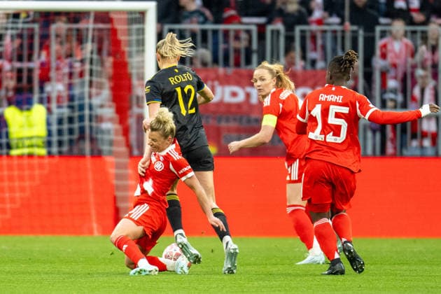 Linda Dallmann 10 FC Bayern Muenchen in duel with Fridolina Rolfoe 12 Manchester United Women , FC Bayern Women Manchester United, Football, Champions League quarter-final second leg, 01 04 2026 DFB regulations prohibit any use of photographs as image sequences and or quasi video Muenchen Bayern Germany Copyright: xkolbert-press UlrichxGamelx