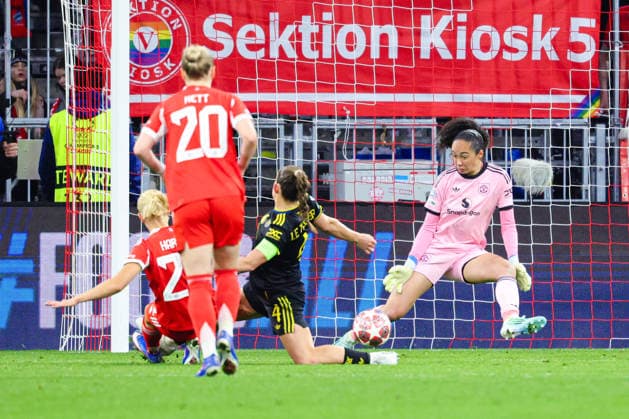 Phallon Tullis Joyce 91, Manchester United can save the shot during the match between FC Bayern Munich v Manchester United, Football, Women, UEFA Womens Champions League, 2025 2026, Matchday 8 Quarter Final on 01 04 2026 in Munich, Allianz Arena Bayern Germany