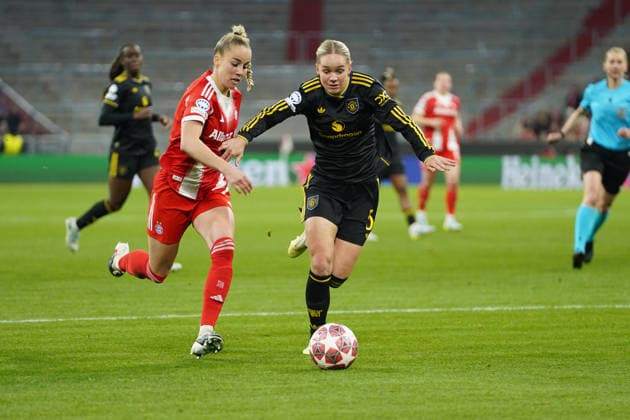 Giulia Gwinn 7 FC Bayern and Hanna Lundkvist 5 Manchester in action at the UEFA Womens Champions League match FC Bayern Munich Manchester United on 01 04 2026 Munich Allianz Arena Bayern Germany